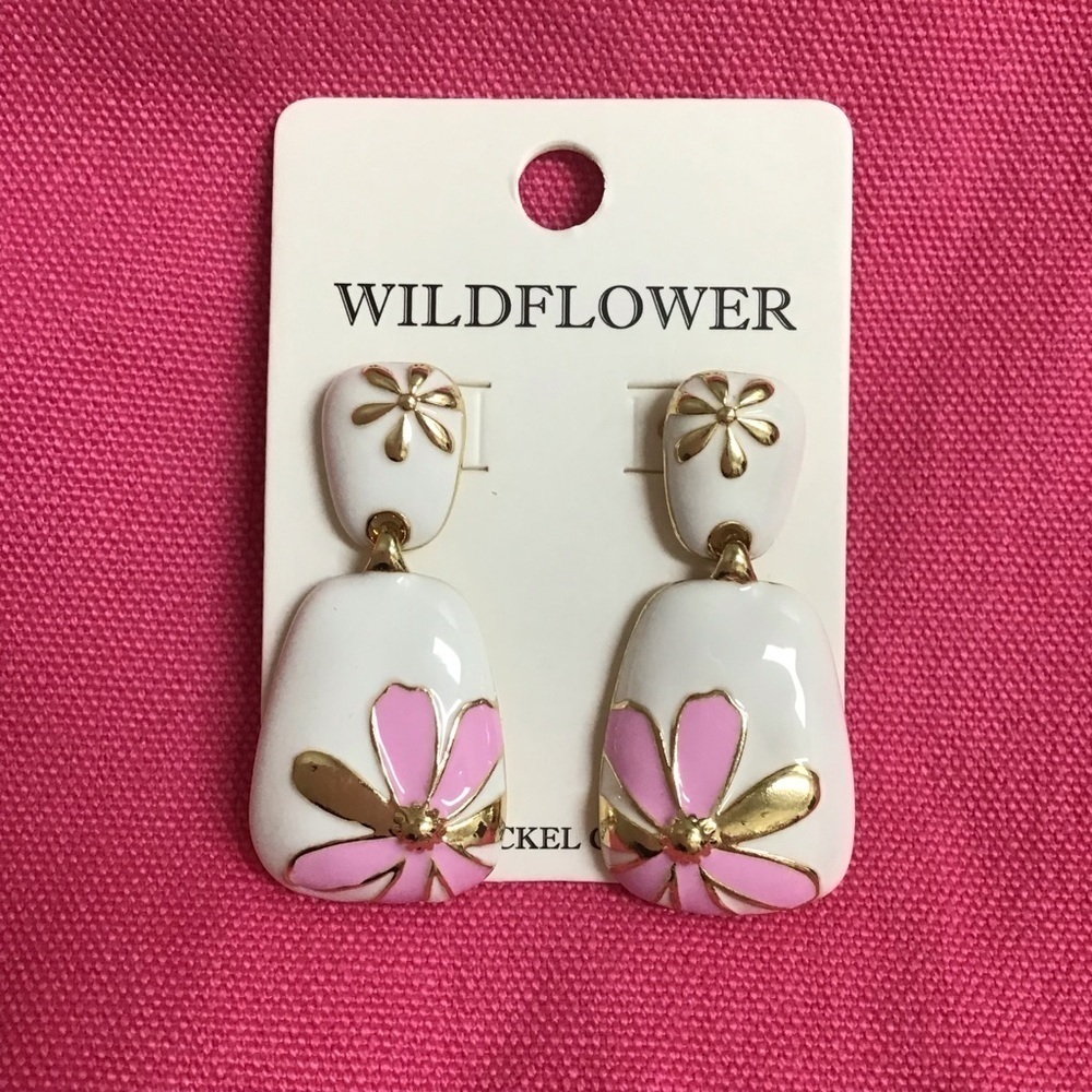 Daisy Enamel Pierced Earrings White Pink Gold Tone Elegant Summer Chic Look NEW